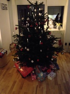 juletræet med gaver under 24 dec